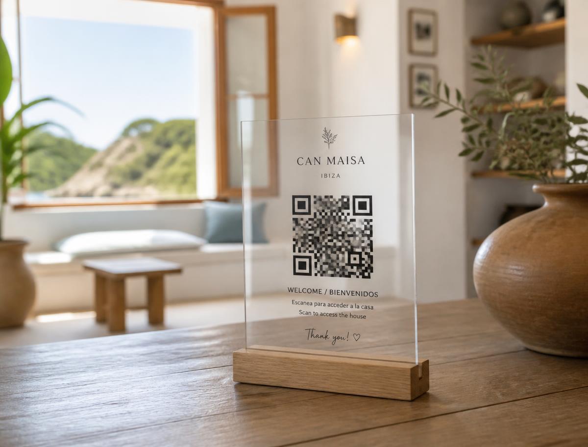 Placa de metacrilato con código QR sobre una mesa de madera en el interior de una casa vacacional